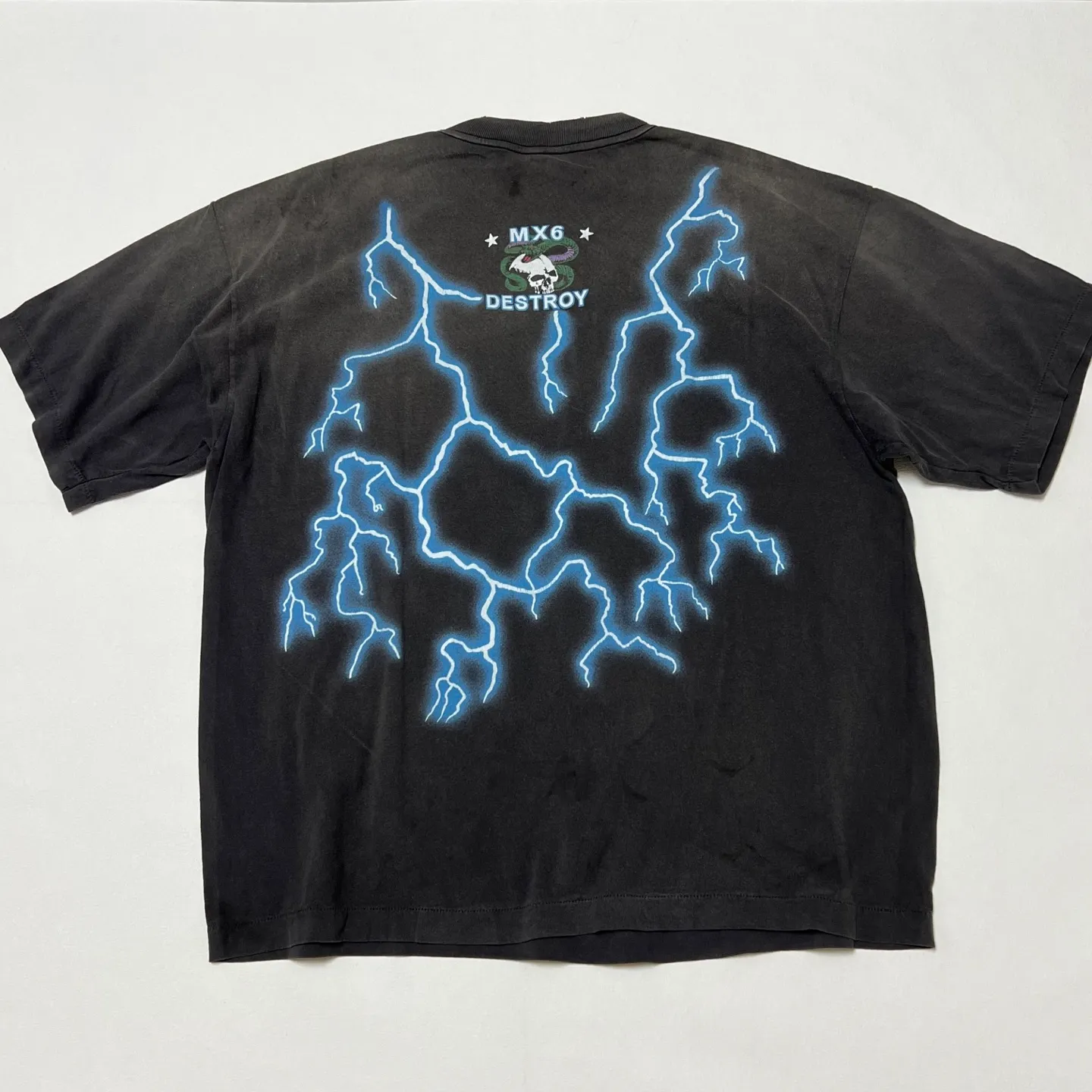 SAINT Mxxxxxx MEDUSA SS TEE/BLK Medusa Hydra retro sulfur-dyed short-sleeves, washed black S-XL, cylindrical fabric with no side seams, the open width is almost meaningless, Assute ready-to-wear dyeing, the whole piece faded, collar and cuffs frayed, many hangings, oversized printing position, genuine level restoration, customized joint main mark/wash mark/with little angel anti-counterfeiting
